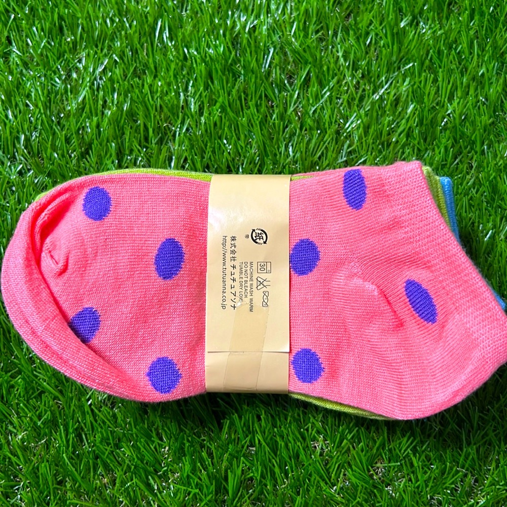 Woman no- shows Socks